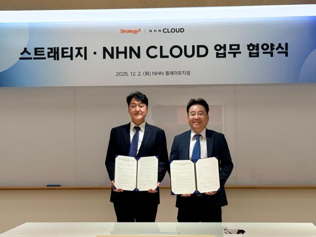 왼쪽부터 NHN클라우드 김동준 공공사업부 전무와 스트래티지 코리아 김민규 영업본부장상무이 공공 분야 AI 데이터 분석 고도화를 위한 업무협약MOU에 서명했다사진스트래티지코리아