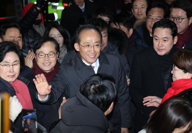 12·3 비상계엄 당시 의원들의 계엄 해제 표결 참여를 방해한 혐의를 받는 추경호 국민의힘 의원이 3일 구속영장이 기각돼 경기도 의왕 서울구치소를 나서고 있다 사진연합뉴스