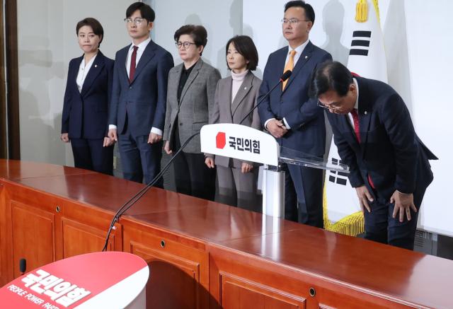 송언석 국민의힘 원내대표가 3일 서울 여의도 국회에서 기자회견을 열고 지난 12·3 비상계엄 사태를 막지 못한 책임에 대해 107명 의원을 대표해 고개 숙여 사과하고 있다 사진연합뉴스