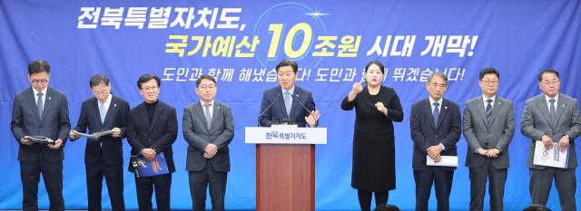 김관영 전북특별자치도지사가운데가 3일 국가예산 확보와 관련한 기자회견을 갖고 있다사진전북특별자치도