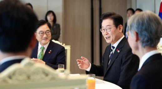 이재명, 5부 요인과 오찬…민주주의 지키기 위한 특별한 날 의미 각별