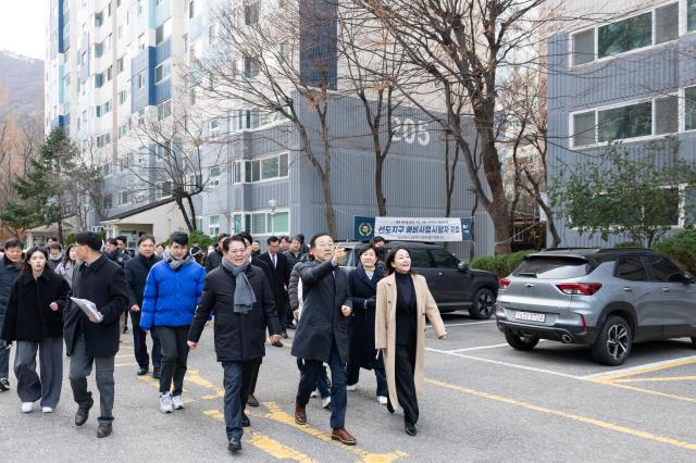 김윤덕 국토교통부 장관이 3일 평촌신도시 정비사업 현장을 둘러보고 있다 사진국토교통부