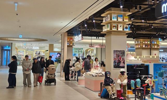 스타필드 빌리지 운정점을 둘러보고 있는 고객들 사진홍승완 기자