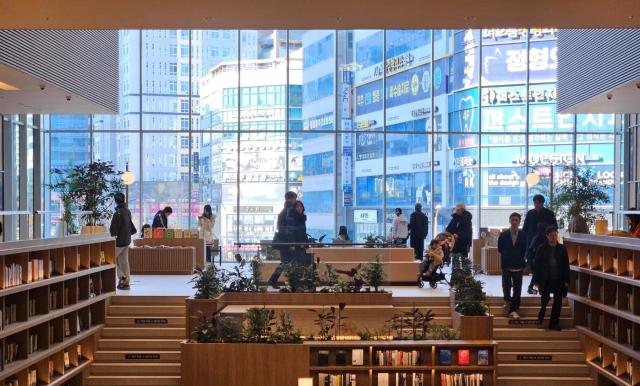 스타필드 빌리지 12층 센트럴 파드에서 바라본 모습 사진홍승완 기자