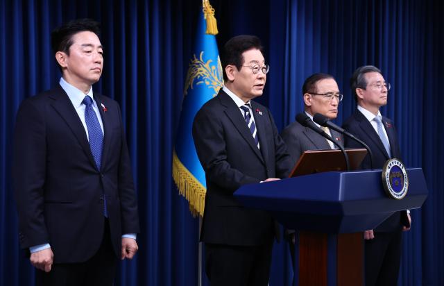 이재명 대통령이 12·3 비상계엄 사태 1주년인 3일 용산 대통령실에서 빛의 혁명 1주년 대국민 특별성명을 발표하고 있다 왼쪽부터 강훈식 대통령비서실장 이 대통령 위성락 국가안보실장 김용범 정책실장 사진연합뉴스