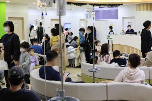 오픈AI 적색 경보...구글이 촉발한 AI 경쟁 격화