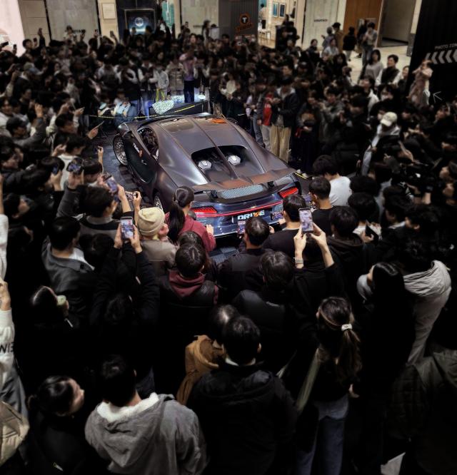 한국타이어앤테크놀로지의 오프라인 팝업 드라이브 투 티스테이션에 전시된 부가티 시론 110ANS을 보기 위해 몰린 방문객들 사진한국타이어앤테크놀로지