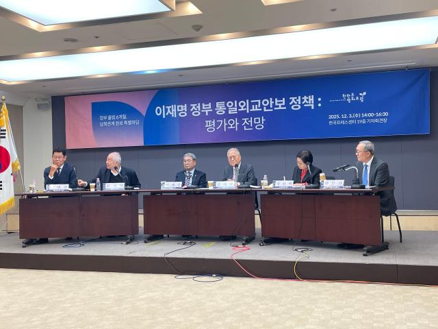 남북관계 원로들이 정부 출범 6개월을 맞아 서울 중구 한국프레스센터에서 열린 특별좌담회에 참석해 토론하고 있다 사진송윤서 기자