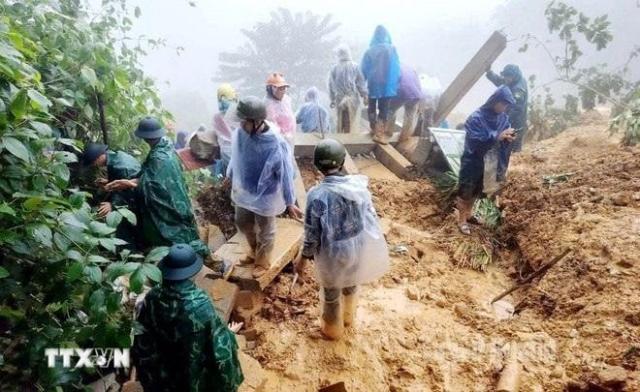 지난 9월 제10호 태풍과 폭우 산사태 돌풍으로 인해 베트남 북부와 중부 17개 성·시에서 27명이 사망하고 21명이 실종되었으며 112명이 부상을 입었다 사진베트남 통신사