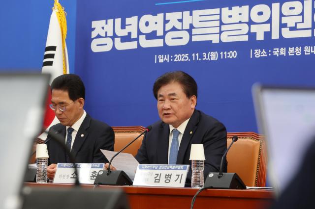 3일 서울 여의도 국회에서 열린 더불어민주당 정년연장특별위원회 제1차 본위원회의에서 위원장을 맡은 소병훈 의원이 발언하고 있다사진연합뉴스