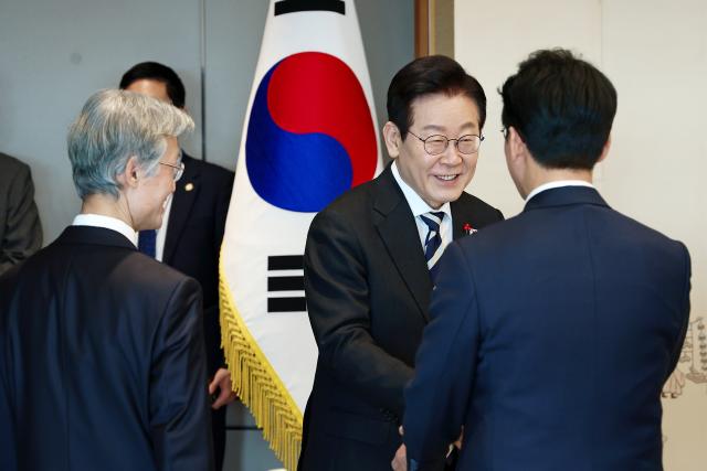 이재명 대통령이 3일 용산 대통령실에서 열린 5부 요인 초청 오찬 간담회에서 김민석 국무총리와 악수하고 있다 왼쪽은 조희대 대법원장 사진연합뉴스