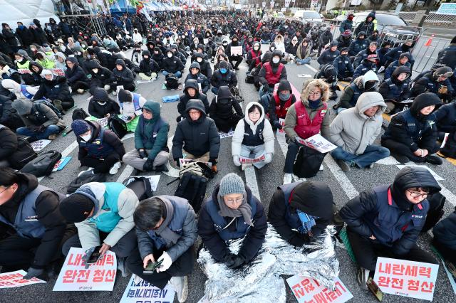 2025년 12월 3일 국회의사당 근처에서 진보진영에서 집회를 하고있다 AJP Han Jun-gu
