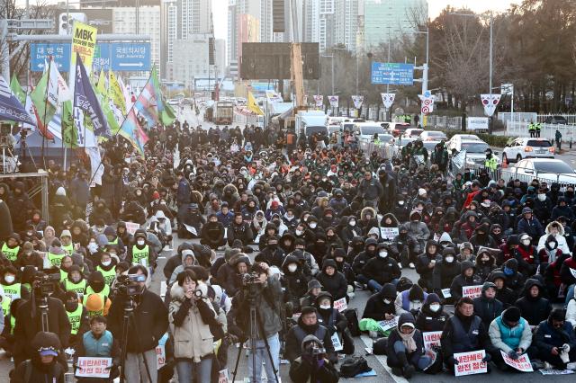 2025년 12월 3일 국회의사당 근처에서 진보진영에서 집회를 하고있다 AJP Han Jun-gu