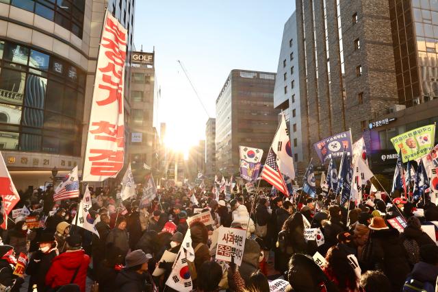 2025년 12월 3일 국민의힘 당사앞에서 보수진영에서 집회를 하고있다 AJP Han Jun-gu