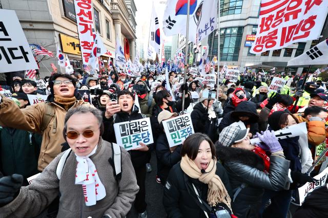2025년 12월 3일 국민의힘 당사앞에서 보수진영에서 집회를 하고있다 AJP Han Jun-gu