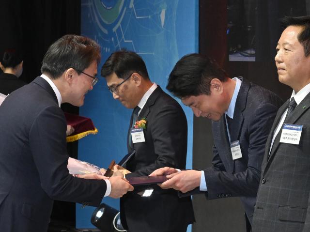 2025 대한민국 기술대상에서 산업통상부 김성열 산업기반실장사진 왼쪽이 현대차·기아 기초소재연구센터장 홍승현 상무사진 오른쪽에게 대통령상을 수여하고 있다 사진현대차∙기아