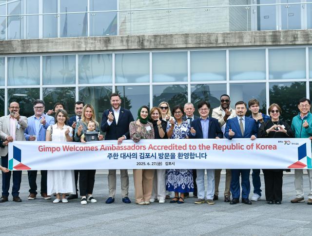 10개국 주한대사들과 배우자 등이 올해 6월 김포 애기봉을 찾았고 김병수 시장은 주한 대사들과 애기봉평화생태공원에서 국제교류에 대해 논했다 사진김포시