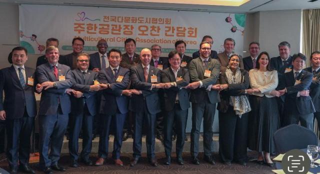 올해 11월 김병수 시장이 회장으로 있는 전국다문화도시협의회가 롯데호텔서울에서 주한 공관장을 초청해 오찬 간담회를 개최했다 사진김포시