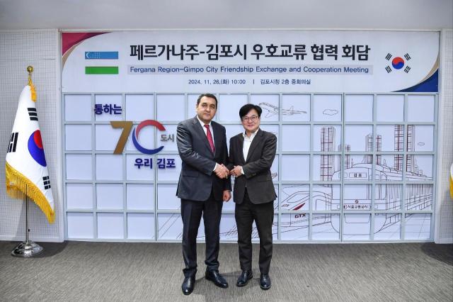 지난해 11월 우즈베키스탄 페르가나주 보자로프 하이룰라 주지사가 김포를 방문해 도시 간 교류 협력을 논의했다 사진김포시