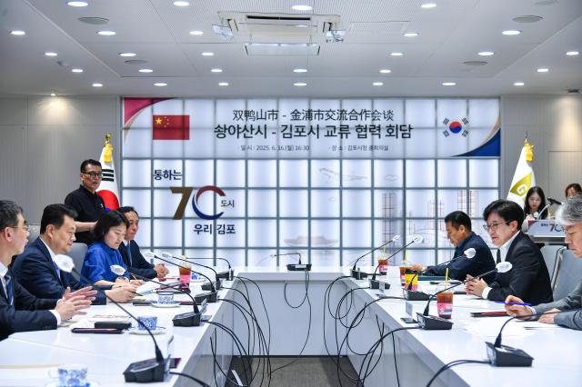 올해 6월 중국 헤이룽장성 동부에 위치한 솽야산시 궁진강 시장을 비롯한 대표단이 김포시를 방문해 도시간 실질적 교류 가능성에 대해 논했다 사진김포시