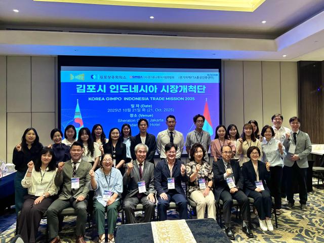 올해 10월 인도네시아 해외시장개척단과 함께 하고 있는 김병수 시장 사진김포시