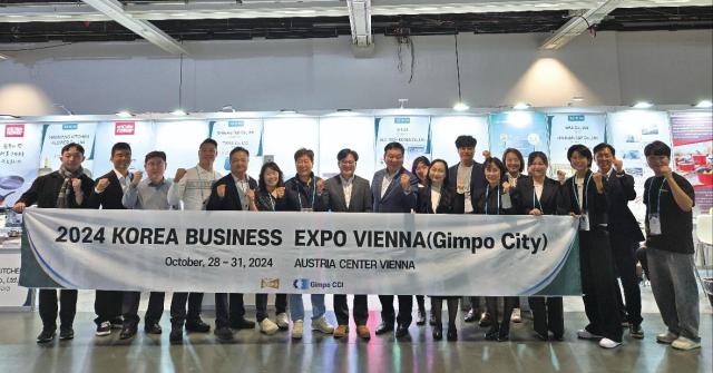 지난해 12월 오스트리아 비엔나에서 열리고 있는 ‘2024 KOREA BUSINESS EXPO VIENNA’에 참여하고 있는 해외시장개척단과 김병수 시장 사진김포시