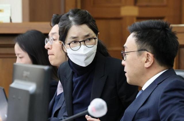 도이치모터스 주가조작과 명태균 공천개입, 통일교 청탁·뇌물 수수 의혹 혐의 등으로 구속기소 된 김건희 여사가 3일 서울 서초구 서울중앙지방법원에서 열린 자본시장법 위반 혐의 결심 공판에 출석, 변호인과 대화하고 있다.[사진=연합뉴스]