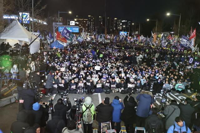3일 서울 여의도 국회의사당 정문 앞에서 열린 12·3 내란·외환 청산과 종식 사회 대개혁 시민 대행진 집회에서 참가자들이 구호를 외치고 있다 사진연합뉴스