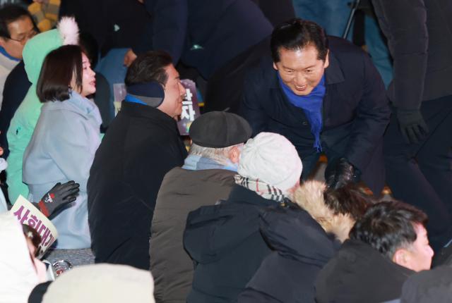 정청래 더불어민주당 대표가 3일 서울 여의도 국회의사당 정문 앞에서 열린 12·3 내란·외환 청산과 종식 사회 대개혁 시민 대행진 집회에서 참가자들과 인사하고 있다사진연합뉴스