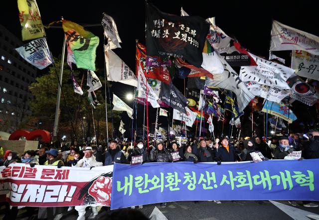 3일 서울 여의도 국회의사당 정문 앞에서 열린 12·3 내란·외환 청산과 종식 사회 대개혁 시민 대행진 집회에서 참가자들이 행진하고 있다 사진연합뉴스