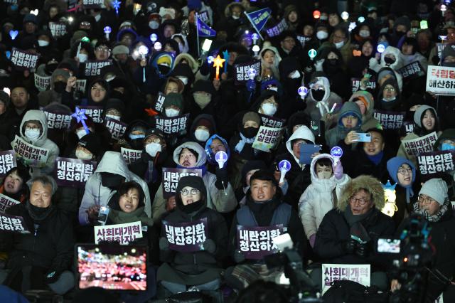 3일 서울 여의도 국회의사당 정문 앞에서 열린  집회에서 참가자들이 구호를 외치고 있다 2025123 사진연합뉴스