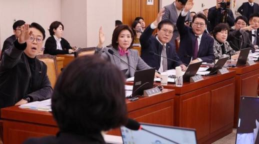 내란전담재판부 설치법 與 주도 국회 법사위 통과…내란범 사면 제한