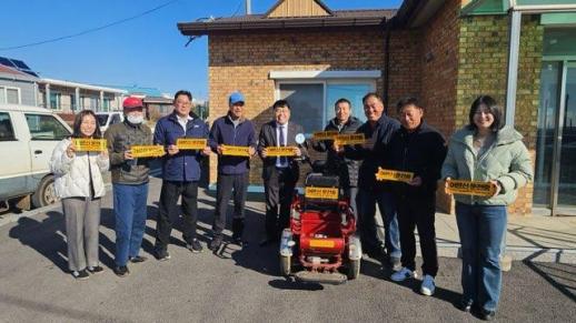 무안군 운남면, 겨울철 저속차량 안전 강화 위해 반사 스티커 배부