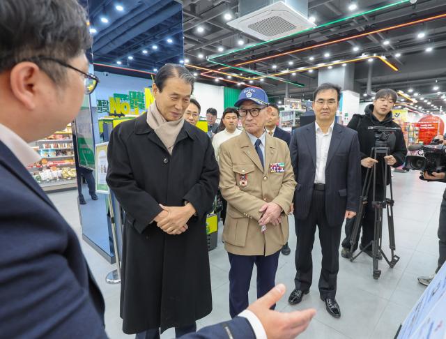 권오을 국가보훈부 장관이 지난 19일 서울 중구에 위치한 모두의 보훈 마켓 1호 참여업체인 세븐일레븐을 방문해 할인 서비스를 살펴보고 있다 사진국가보훈부
    