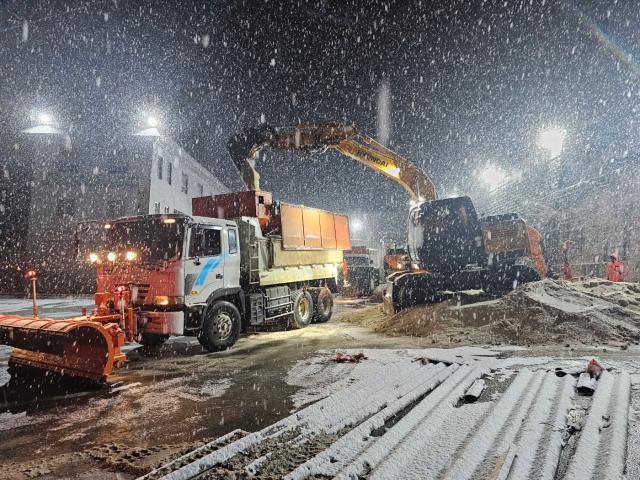 전라남도는 2026년 3월까지를 ‘겨울철 도로 제설대책 기간’으로 정하고 강설과 결빙에 따른 각종 사고 예방을 위해 제설대책반을 본격 가동한다사진전남도