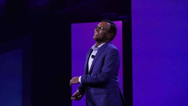 스와미 시바수브라마니안 아마존웹서비스AWS 에이전틱 AI 부문 부사장이 3일현지시간 미국 라스베이거스에서 열린 AWS 리인벤트2025에서 기조연설을 하고 있다 사진AWS코리아