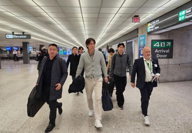 National team coach Hong Myung-bo arrives in Washington for World Cup draw