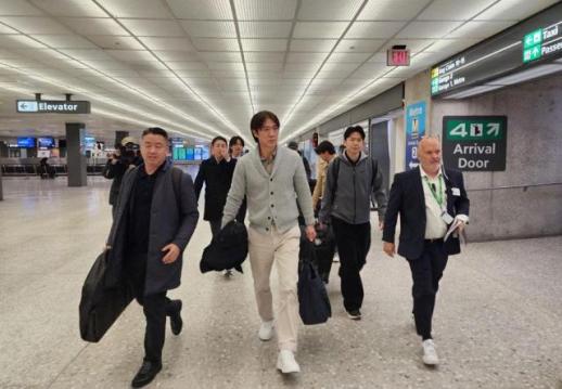 National team coach Hong Myung-bo arrives in Washington for World Cup draw