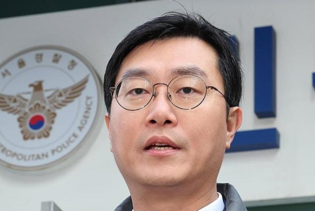 장경태 더불어민주당 의원이 2일 자신을 성추행 의혹으로 고발한 고소인을 무고 및 폭행 등으로 고소·고발하기 위해 서울경찰청 민원실을 방문한 뒤 나와 입장을 설명하고 있다 사진연합뉴스