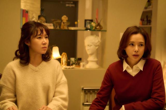 영화 윗집 사람들 사진㈜바이포엠스튜디오