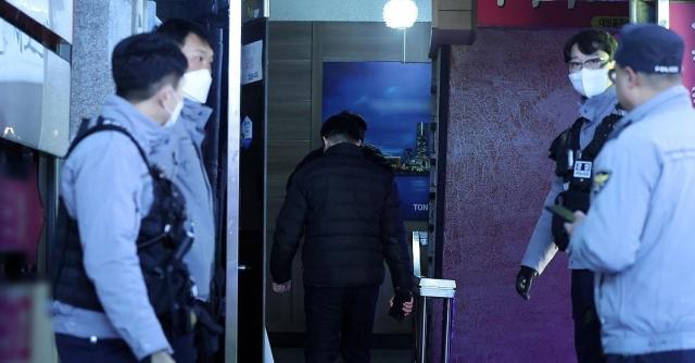 3일 오후 경남 창원시 마산회원구 합성동 한 모텔 앞에서 경찰이 현장을 통제하고 있다 이날 오후 해당 모텔에서 흉기 사건이 발생했다 사진연합뉴스