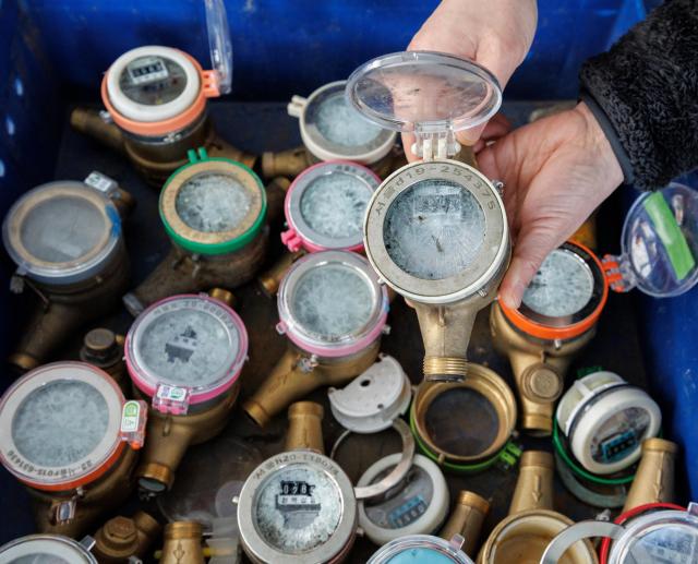 입춘 추위가 전국을 얼어붙게 만든 지난 2월 5일 서울 강북구 북부수도사업소 관계자가 최근 동파된 수도 계량기를 정리하고 있다사진연합뉴스