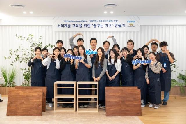 윤상현 콜마그룹 부회장가운데과 임직원들이 ‘2025 콜마 커넥트 위크’ 행사에서 ‘꿈꾸는 가구 만들기’ 프로그램에 참여했다 사진콜마그룹 