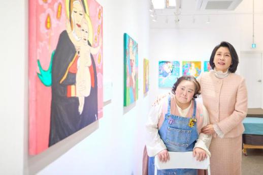 김혜경 여사, 정은혜 작가 전시 관람…발달장애인 자립 지속 지원