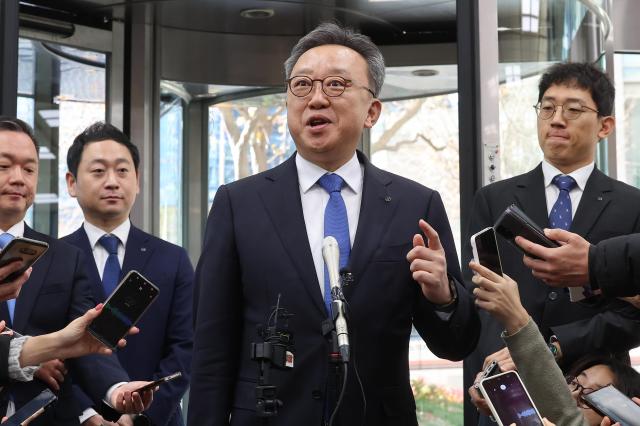 정상혁 신한은행장이 4일 서울 중구 신한금융지주 본사에서 열린 개별 최종면접에 참석해 발언하고 있다 사진연합뉴스
