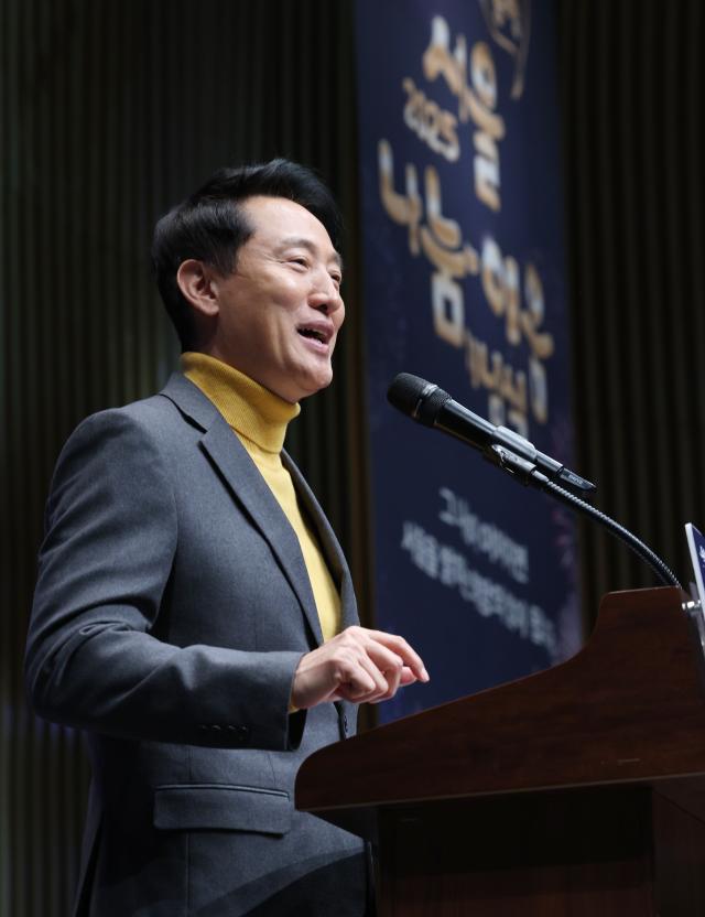 오세훈 서울시장이 지난 2일 서울시청에서 열린 제1회 서울 나눔-이음 기념식에서 환영사를 하고 있다 사진연합뉴스