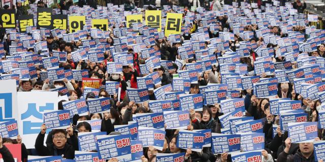 공공운수노조 조합원들이 지난달 29일 서울 용산 대통령실 인근에서 열린 공공운수노조 총력투쟁 결의대회에서 노정 교섭 법제화 노조법 2·3조 시행령 폐기 등을 촉구하고 있다 사진연합뉴스