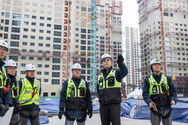 이한우 현대건설 대표이사가 힐스테이트  현장 직원들과 함께 안전시설 작업환경을 점검하고 있다 사진현대건설