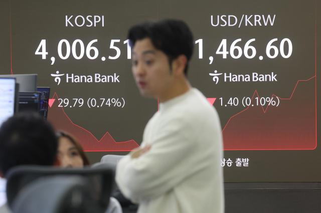 4일 오전 서울 중구 하나은행 중구 딜링룸 모습 사진연합뉴스