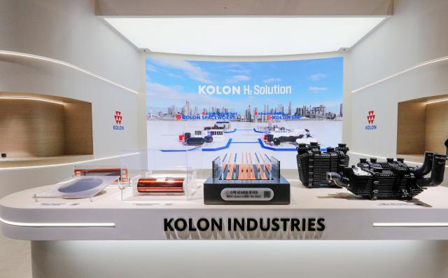 코오롱그룹이 4일부터 나흘간 경기도 일산 킨텍스에서 열리는 세계 최대 규모의 수소산업 박람회 ‘World Hydrogen EXPO이하 WHE 2025’에 참가해 수소 생산부터 저장 활용까지 수소산업 전 분야를 아우르는 첨단기술과 솔루션을 선보인다 사진은 박람회 현장 코오롱그룹 전시관 모습 사진코오롱그룹